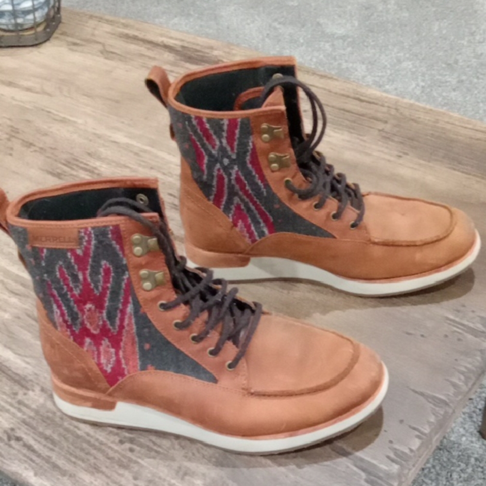 Merrell Women's Tan and Red Patterned Boots